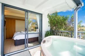 PALM BEACH PARADISE, PRIVATE HOT TUB, GREAT VIEWS, WIFI SKY TV, DBLE KAYAK, & POSSIBLY a CAR!